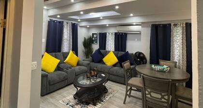 charming 2 Bedroom getaway, A/C Comfort,10 mins from Airport.
Gated community.