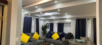 charming 2 Bedroom getaway, A/C Comfort,10 mins from Airport.
Gated community.