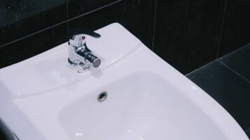 Douche, sèche-cheveux, serviettes fournies, savon