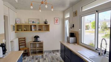 Een microgolfoven, een oven, een kookplaat, een vaatwasser