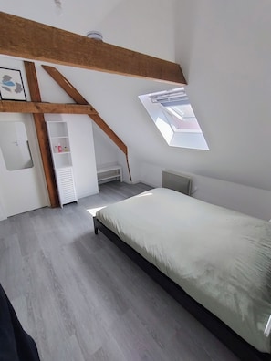 3 bedrooms, travel cot, free WiFi, bed sheets