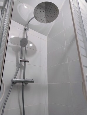 Douche, séchoir à cheveux, serviettes fournies, savon