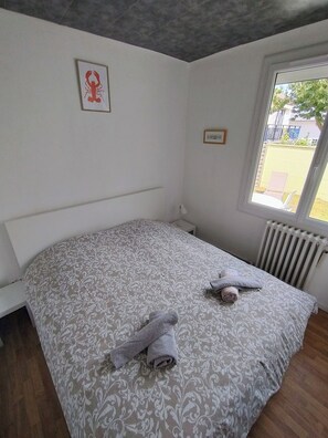 3 bedrooms, travel cot, free WiFi, bed sheets