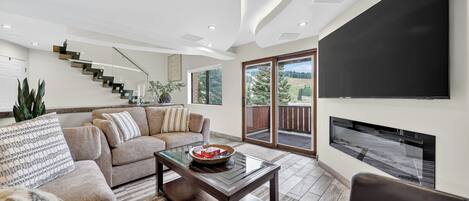 Een smart-tv, een open haard en een tafeltennistafel