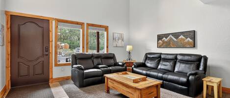 Een smart-tv, een open haard en boeken