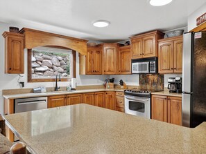 Geladeira, micro-ondas, fogão, cooktop