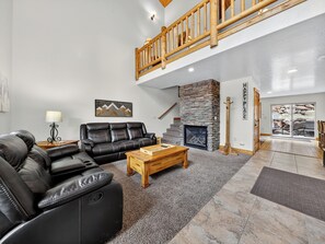 Smart-TV, Kamin, Bücher