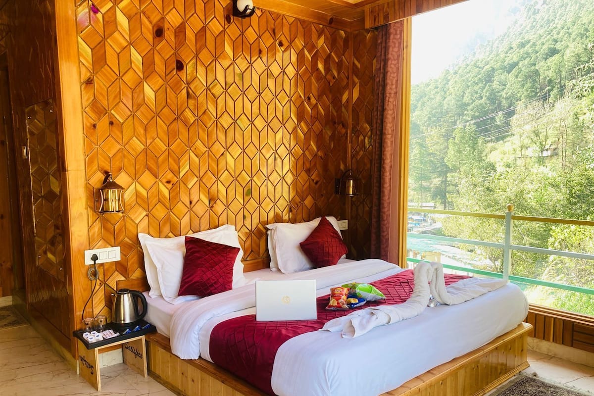 Luxury Double Room, Mountain View | Desk, free WiFi