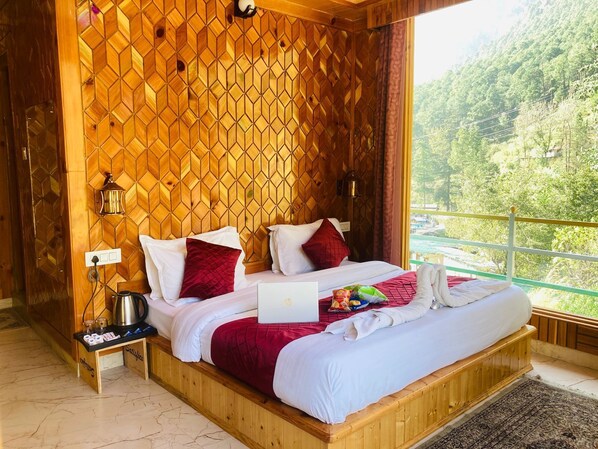 Luxury Double Room, Mountain View | Desk, free WiFi