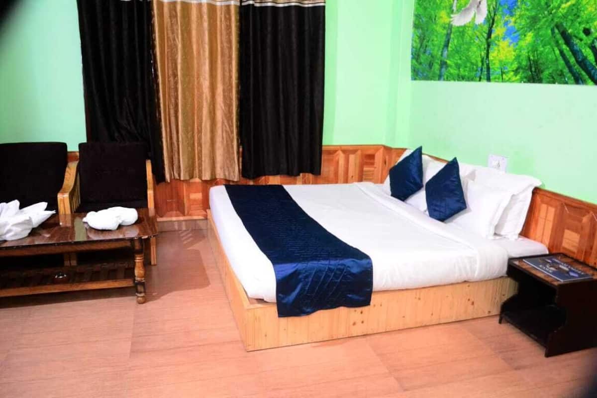 Deluxe Double Room, Mountain View | Desk, free WiFi