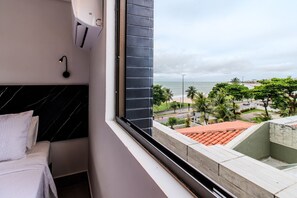 Apartamento básico, vista para a praia | Vista do quarto