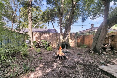 Downtown Bungalow with Fenced Yard, Walkable to Restaurants, Dog Friendly