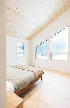 3 bedrooms, travel crib, internet, bed sheets