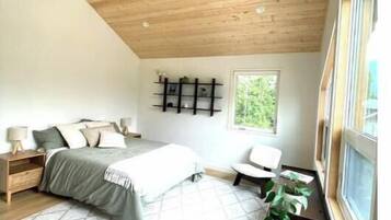 3 bedrooms, travel cot, Internet, bed sheets