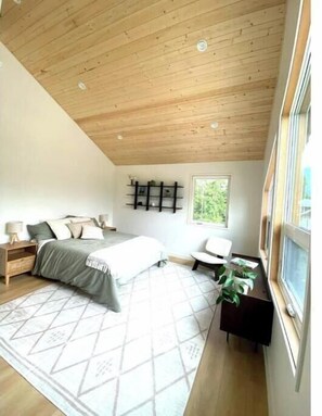 3 bedrooms, travel cot, Internet, bed sheets
