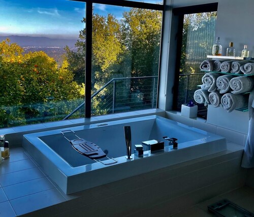 Fantastic 7-bedroom house with AC in Los Altos Hills