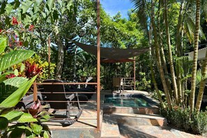 Familjehus - uteplats - utsikt mot poolen | Pool | 11 utomhuspooler och parasoller