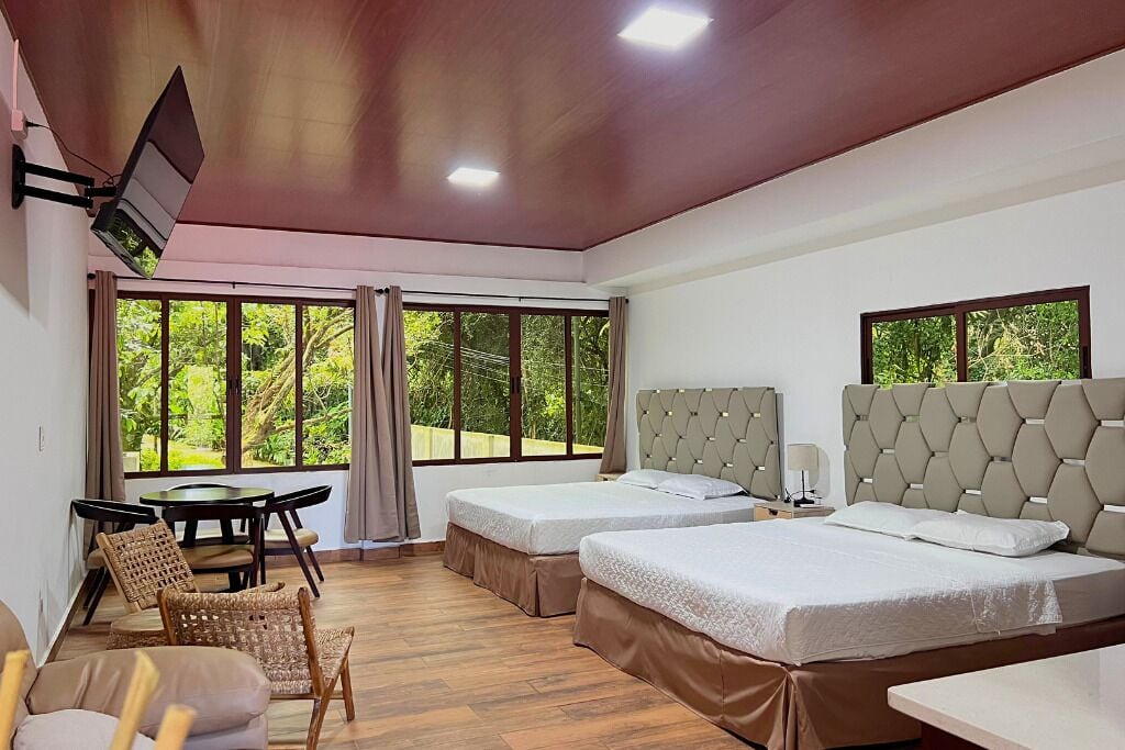 Superior tweepersoonskamer | Luxe beddengoed, donsdekens, een minibar, een bureau