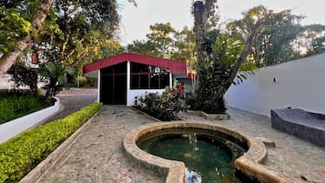 ห้องจูเนียร์ทวิน, ลานระเบียง, วิวสระว่ายน้ำ | พื้นที่ทำงานแบบใช้แล็ปท็อป, Wi-Fi ฟรี