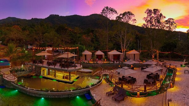 A resort with outdoor seating, a pool, and yurts. - Hotel Termales La Montaña (Ahuachapán)