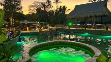 11 piscine all'aperto, ombrelloni da piscina