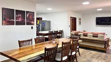 Casa familiar, patio, vistas a la piscina | Restauración