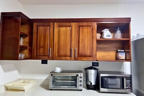 家庭獨棟房屋, 庭院, 泳池景觀 | 私人廚房 | 微波爐、鍋具/餐盤/廚房用品