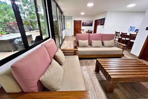 Familjehus - uteplats - utsikt mot poolen | Vardagsrum | 40-tums smart-tv med digitalkanaler