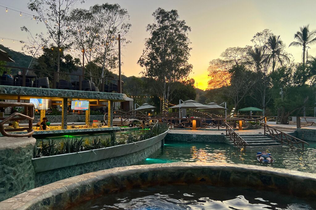 11 albercas al aire libre y sombrillas en la alberca 