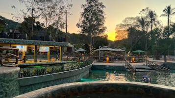 11 albercas al aire libre y sombrillas en la alberca