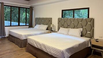 Ropa de cama de alta calidad, cubrecamas, minibar y escritorio