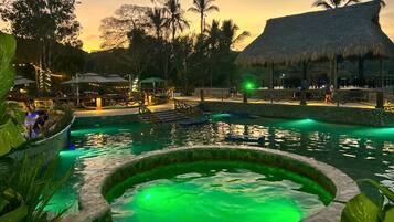 11 piscines extérieures, parasols de plage