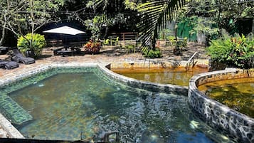 11 piscinas al aire libre, sombrillas