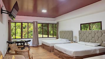 Ropa de cama de alta calidad, cubrecamas, minibar y escritorio