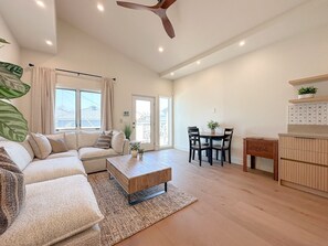 TV - Charming 2-bedroom house in Redondo Beach with AC (Redondo Beach)