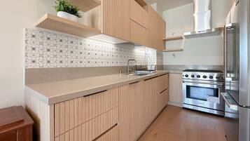 Mikrovågsugn, ugn, spishäll och diskmaskin