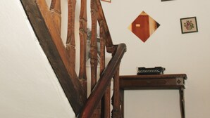 Un escalier en bois avec une petite table en bas.