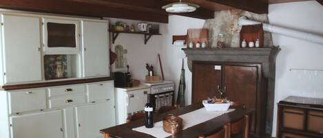 Fridge, oven, stovetop, coffee/tea maker