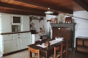 Frigorífic, forn, placa de cuina i cafetera i tetera