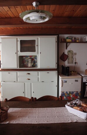 Réfrigérateur, un four, surface de cuisson, cafetiÚre-théiÚre