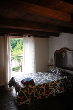 4 bedrooms, desk, iron/ironing board, travel cot - Cozy home for groups of friends or family with pets allowed! (Pian degli Ontani)