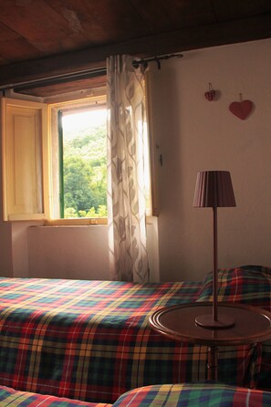 4 dormitoris, escriptori i planxa i posts de planxar