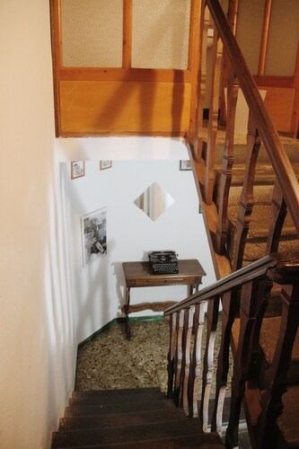 Cozy home for groups of friends or family with pets allowed!