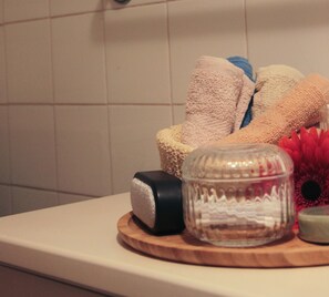 Assecador de cabells, bidet, tovalloles i xampú