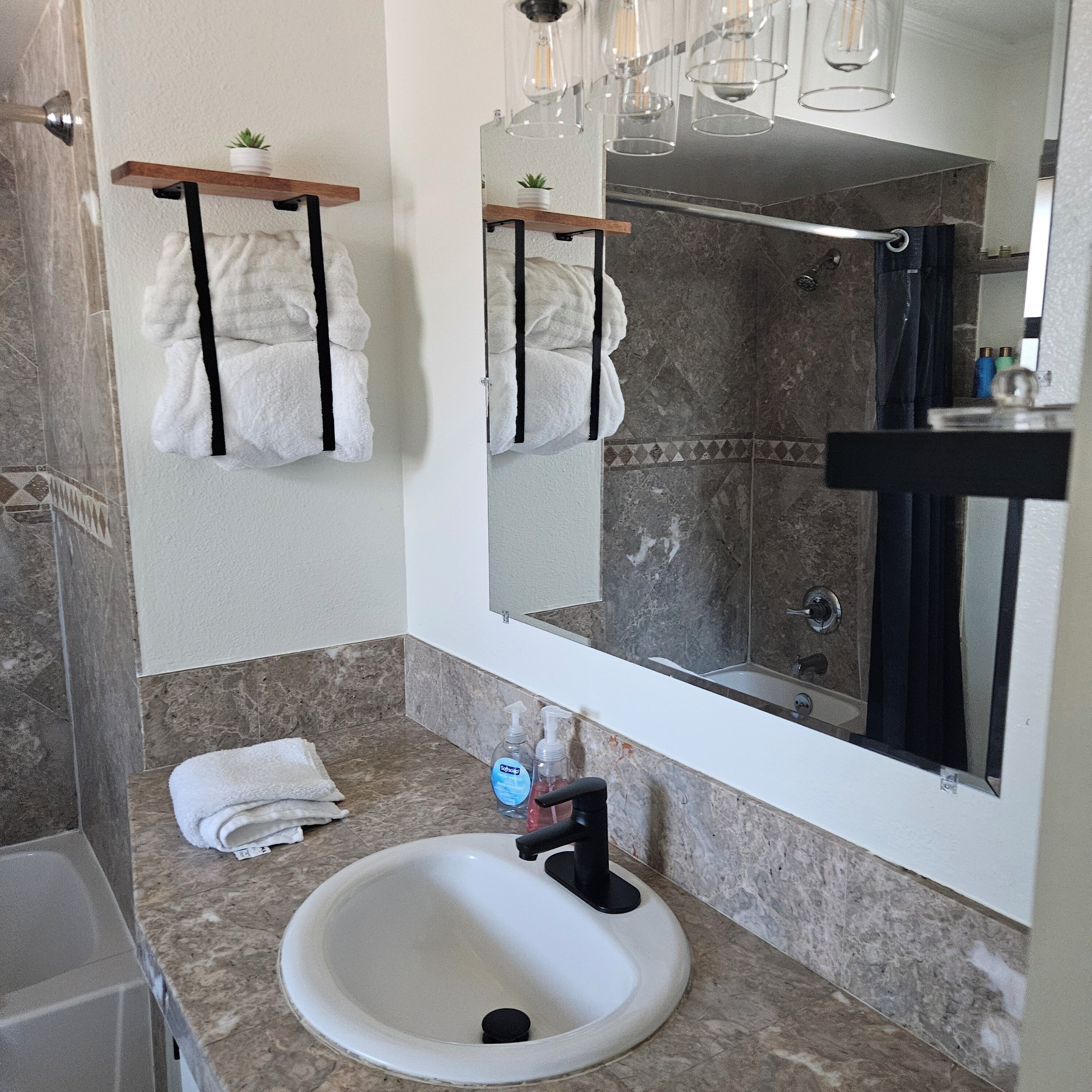 Haartrockner, Handtücher, Seife, Toilettenpapier