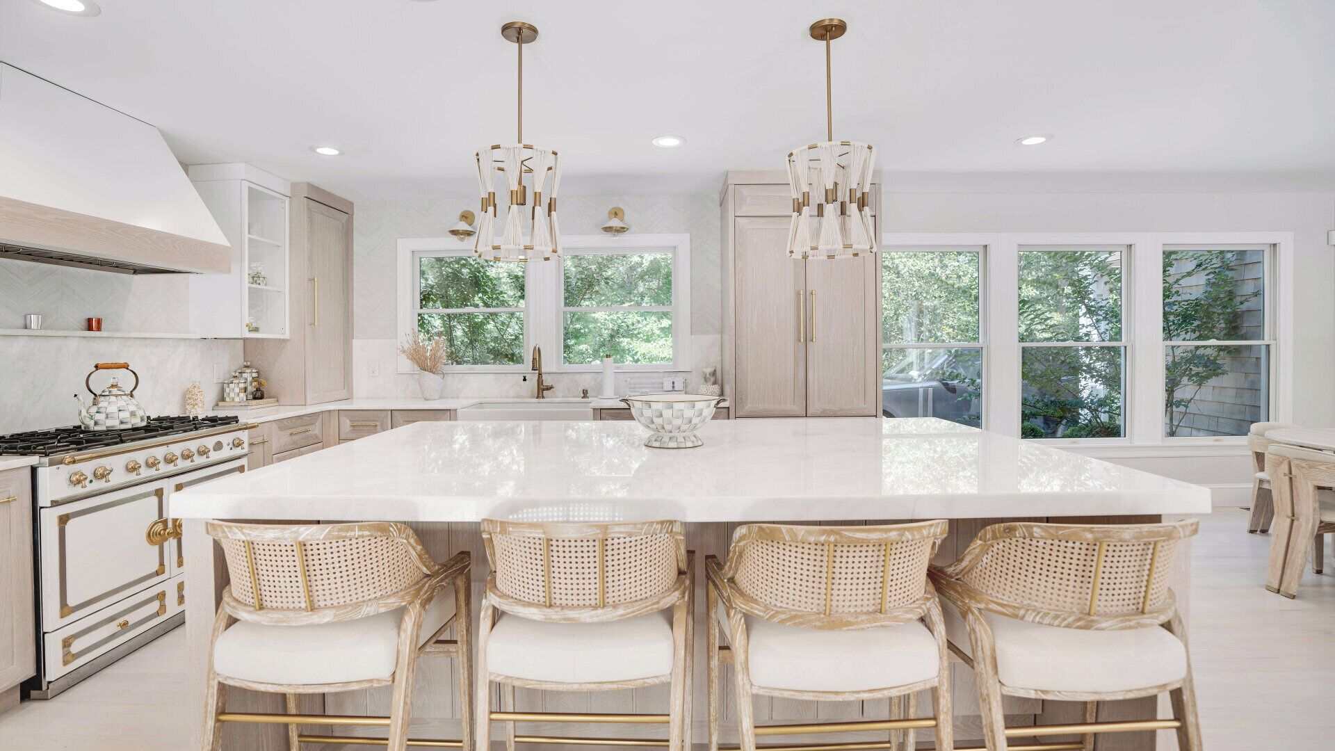 Micro-ondes, four, plaque de cuisson, cafetière/bouilloire