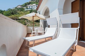 Property grounds - Boundless sea views with large furnished terrace, super fast wifi, a/c (Campania)