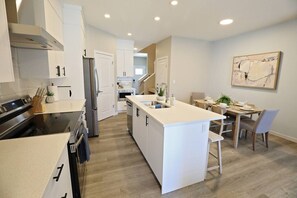 Réfrigérateur, four à micro-ondes, un four, surface de cuisson
