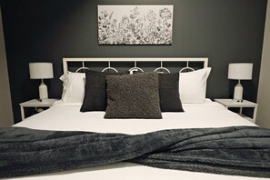 5 Schlafzimmer, Schreibtisch, Bügeleisen/Bügelbrett, Reisekinderbett