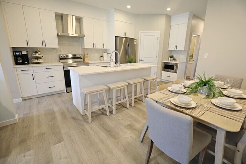 Edgemont Getaway | King Bed, Garage, WEM & Disney+